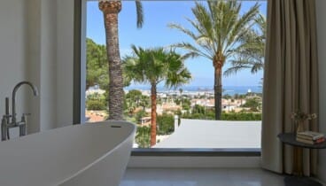 Un baño con vistas al Mediterráneo