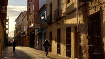 La Marina Alta, la comarca valenciana con más carencia material: 1 de cada 3 vecinos está en riesgo de exclusión 4 una calle de denia al amanecer archivo