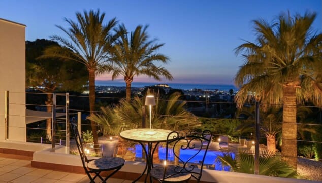 Villa Amantos: tus vacaciones frente al Mediterráneo en Denia 14 una cena bajo las estrellas