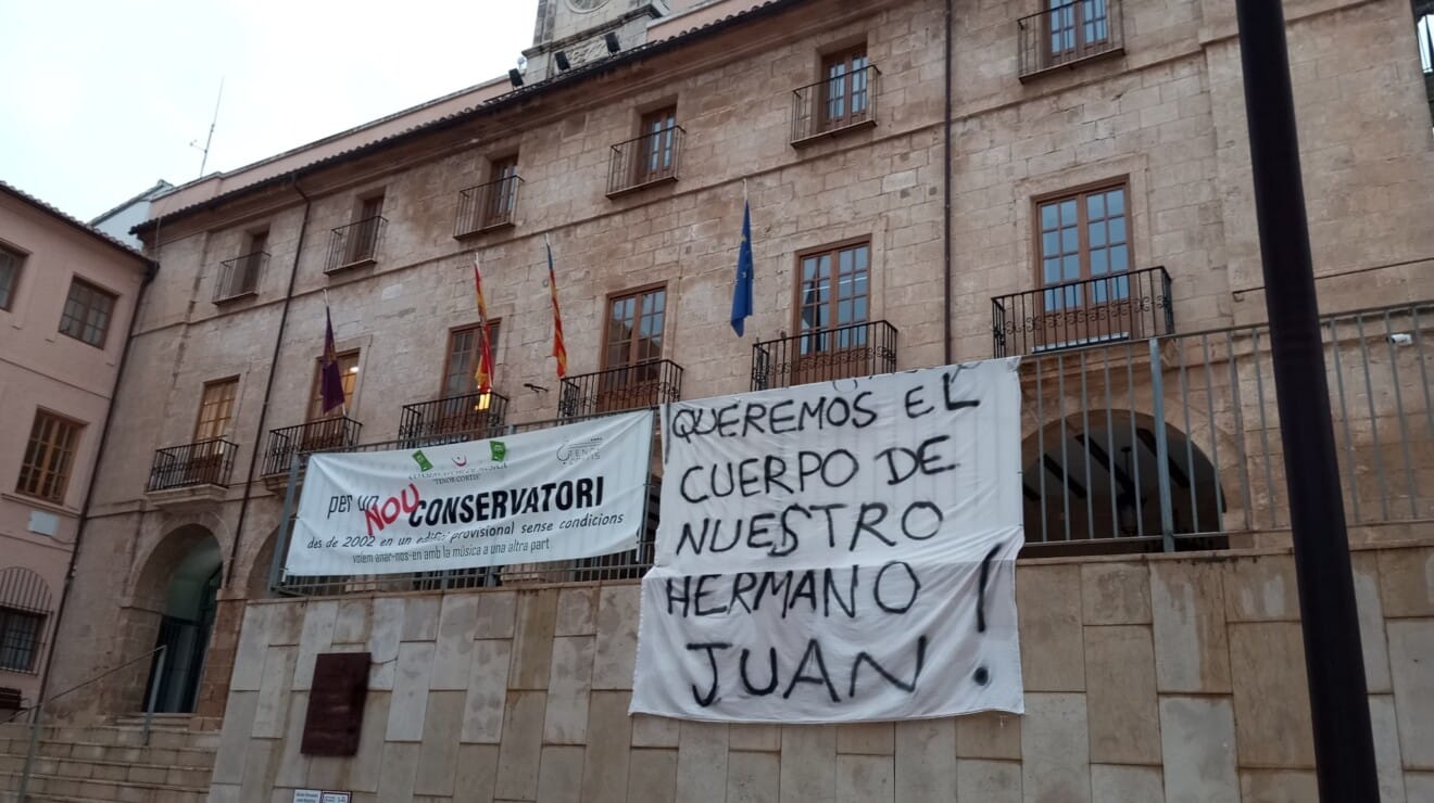 Una de las pancartas que la familia ha colgado en el centro de Dénia