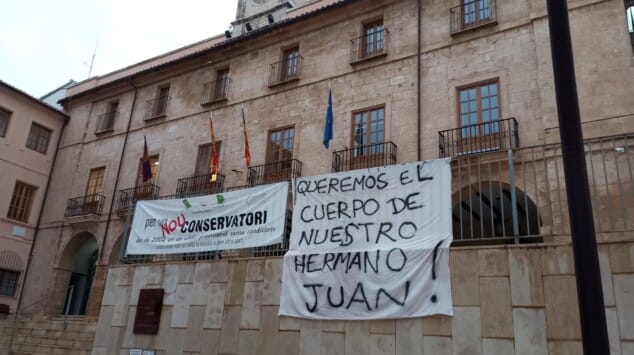 La madre de Juanete niega el crimen de Dénia pero sabe al detalle cómo lo enterraron: «¡Lo mataron a mi hijo!» 3 Imagen: Una de las pancartas que la familia ha colgado en el centro de Dénia