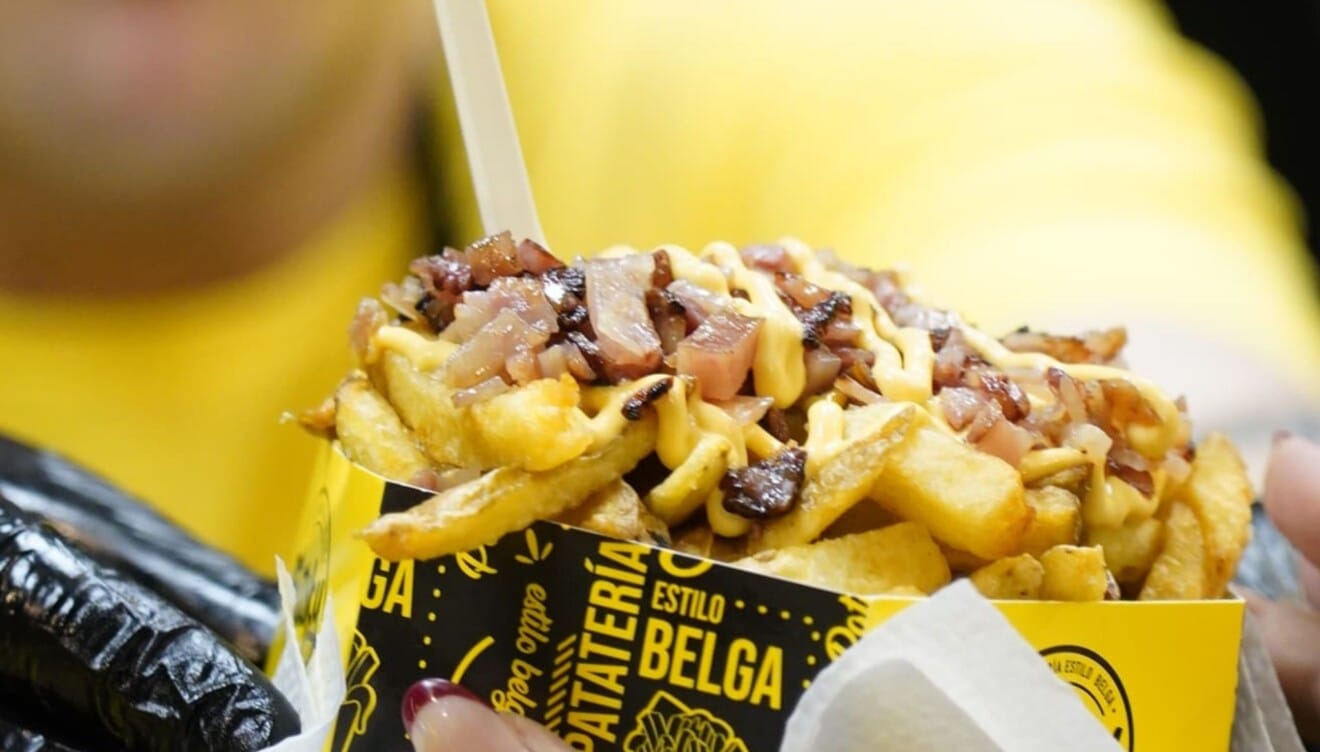 Variedad de toppings y salsas para personalizar cada pedido
