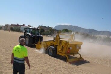 Vehículo limmpiando la playa de Dénia