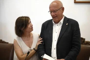 Vicent Grimalt junto a Maria Josep Ripoll tras la lectura de su emotivo discurso de renuncia a la alcaldía