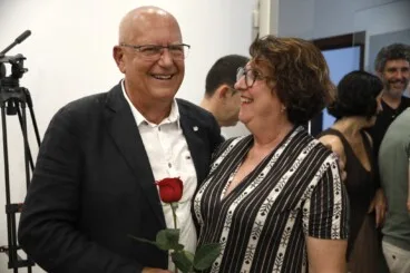 Vicent Grimalt junto a su esposa tras la intervención