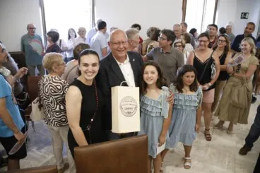 Vicent Grimalt recibe un regalo personalizado de las Falleras Mayores de Dénia del último ejercicio