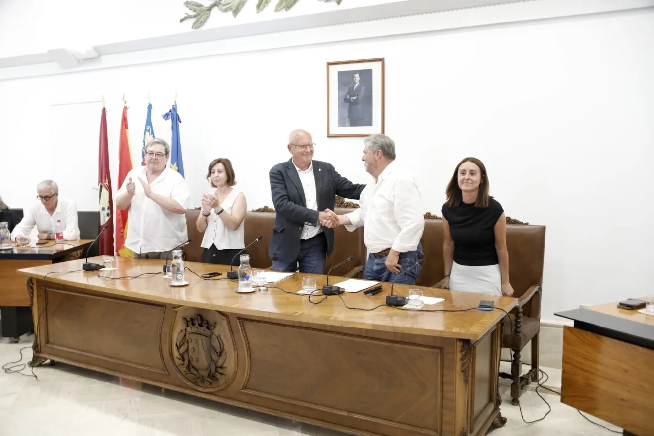 Vicent Grimalt y Rafa Carrió se estrechan la mano en la mesa presidencial del ayuntamiento
