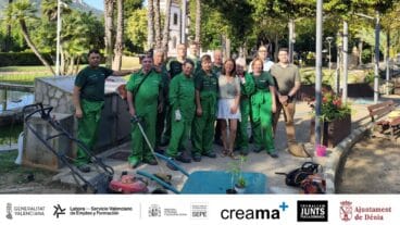 El alumnado del Taller de Empleo de Creama impulsa la mejora de parques y jardines en Dénia 9 Foto de grupo del alumnado del Taller de Empleo de Jardinería de Creama junto a la concejala María José García Roselló y el técnico Carlos Costa en un parque de Dénia, con herramientas y logotipos institucionales al pie.
