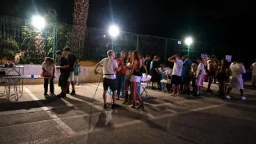 Casi 500 jóvenes participan en Dénia en una campaña para prevenir el consumo de alcohol y drogas 5 Grupo de jóvenes en una actividad nocturna de prevención de alcohol y drogas en Dénia