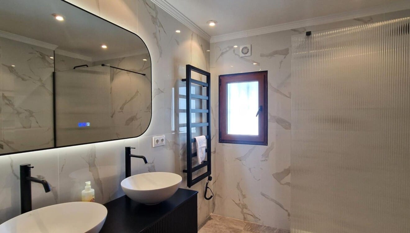 3 cuartos de baño completos distribuidos de manera funcional