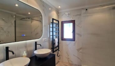 3 cuartos de baño completos distribuidos de manera funcional