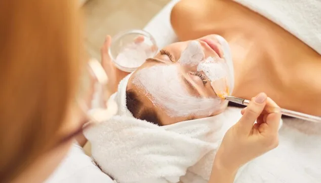 ¿Es buen momento para un peeling facial? Las opciones más seguras durante el verano 9 Imagen: 3 razones para confiar la salud de tu rostro a Clínica Médica Montgó
