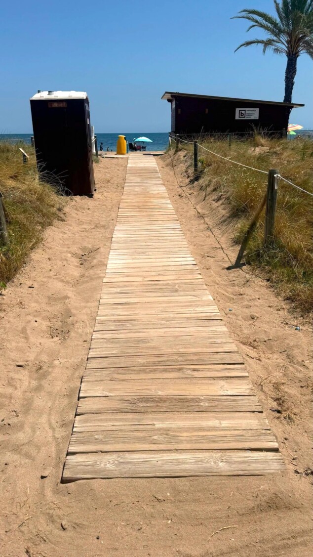 Imagen: Acceso a la playa de Les Albaranes, donde se ubica la nueva Biblioplaya de Dénia