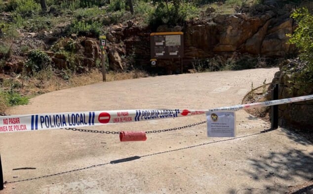 Imagen: Acceso cerrado y precintado por la Policía Local en una senda del Parque Natural del Montgó