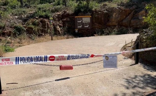 Fin a la ola de calor en Dénia: la bajada de las temperaturas permite reabrir el Parque Natural del Montgó 3 Imagen: Acceso cerrado y precintado por la Policía Local en una senda del Parque Natural del Montgó