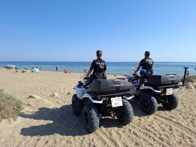 Imagen: Agentes de la Policía Local de Dénia patrullan la arena a bordo de quads