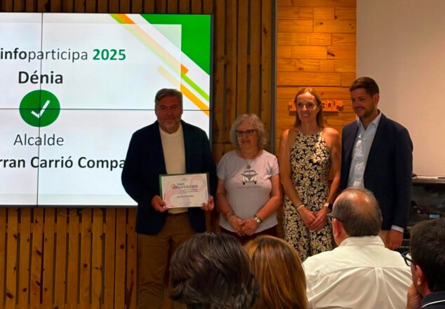 Sello Infoparticipa: Dénia, reconocida un año más por la calidad y transparencia en la comunicación pública 3 Imagen: El alcalde de Dénia, Rafa Carrió, sostiene el certificado del Sello Infoparticipa 2025 en un escenario con otras tres personas.