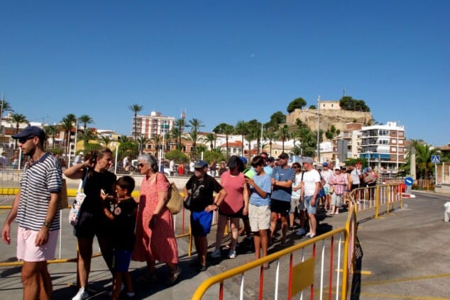 Del almuerzo en la Llotja al tributo a Fito: así se vivió el segundo día de las Fiestas de Dénia 21 almuerzo popular de las fiestas de denia 2026 11