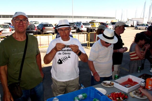 Del almuerzo en la Llotja al tributo a Fito: así se vivió el segundo día de las Fiestas de Dénia 25 almuerzo popular de las fiestas de denia 2026 15