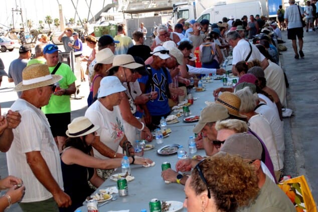 Del almuerzo en la Llotja al tributo a Fito: así se vivió el segundo día de las Fiestas de Dénia 26 almuerzo popular de las fiestas de denia 2026 16