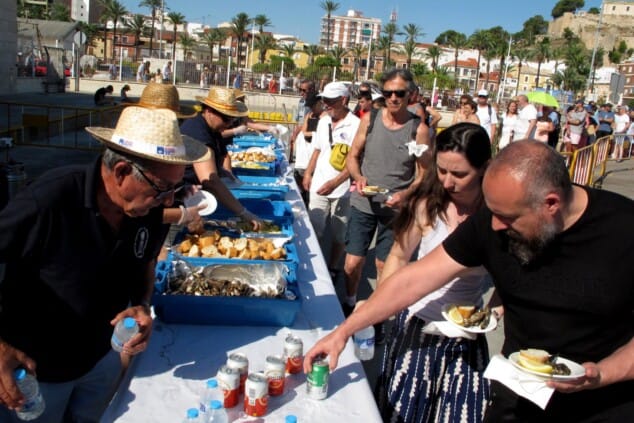 Del almuerzo en la Llotja al tributo a Fito: así se vivió el segundo día de las Fiestas de Dénia 19 almuerzo popular de las fiestas de denia 2026 9