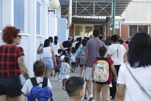 Sin colegio en el puente de diciembre y Fallas: el Consell Escolar aprueba los festivos locales de Dénia 1 Imagen: Alumnos entrando a un colegio de Dénia