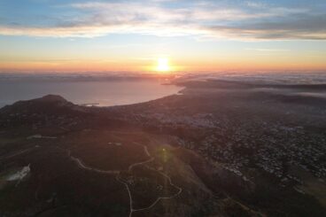 Alerta máxima en la Comunitat Valenciana: la Generalitat prohíbe el acceso a parques naturales y zonas forestales por riesgo extremo de incendios 2 Fotografía de un amanecer con el sol saliendo sobre el mar y el macizo montañoso del Parque Natural del Montgó en primer plano.