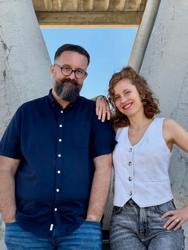Immagine: Fotografia di Àngel Lozano e Emma Romero, membri del duo musicale l'Ensomni.