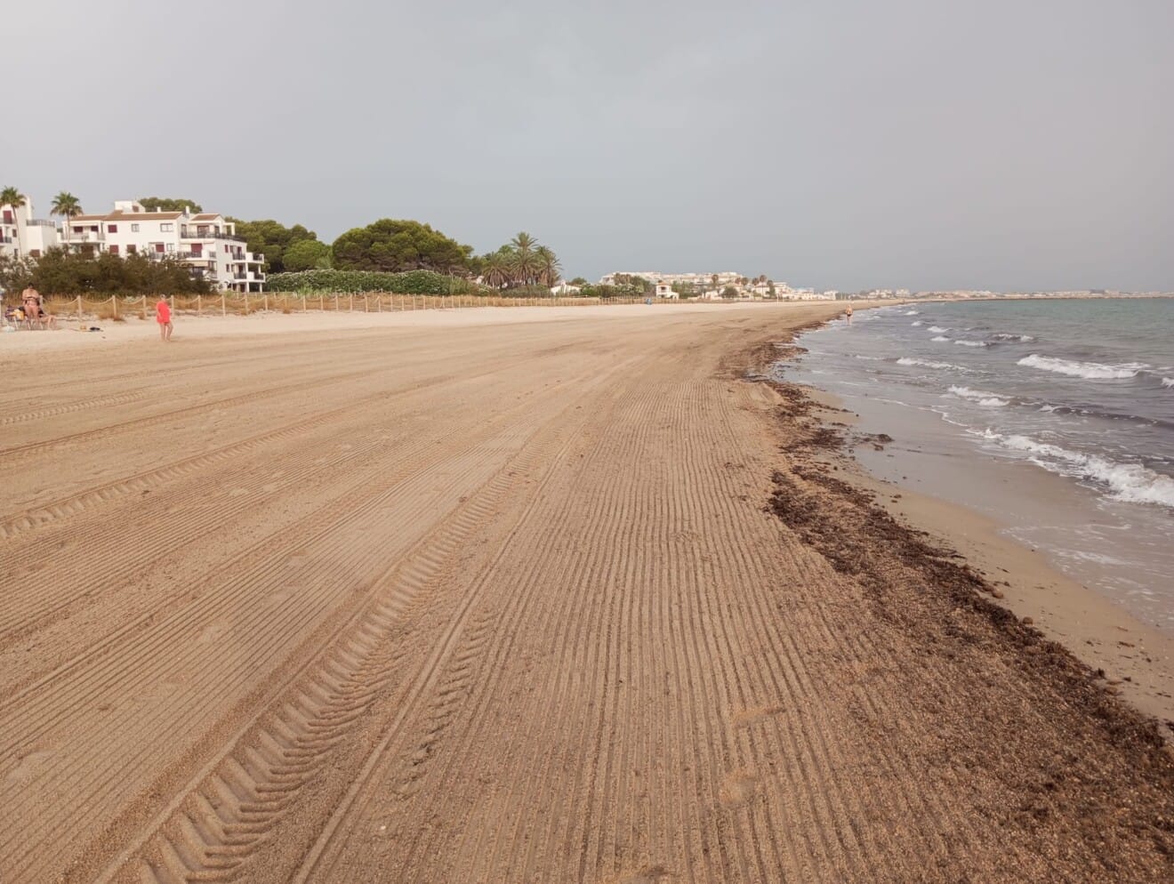 Aspecto de una playa tras el paso de la maquinaria de limpieza, con la arena tamizada