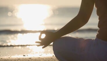 Yoga al amanecer y desayuno junto al mar: el plan que conquista las mañanas de verano 9 beneficios de unir el hatha vinyasa yoga y el mar