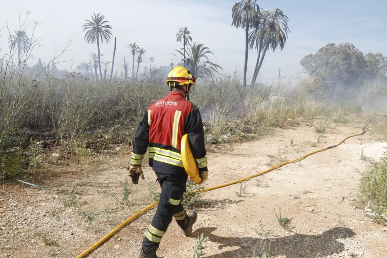 Bombero en la zona con el fuego ya controlado