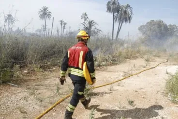 Bombero en la zona con el fuego ya controlado