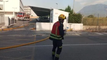 Bombero en el lugar del incendio de vegetación en Dénia