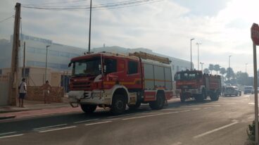 Dotaciones de bomberos en Dénia por incendio