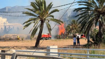 Bomberos luchando contra las llamas junto a la playa de Dénia