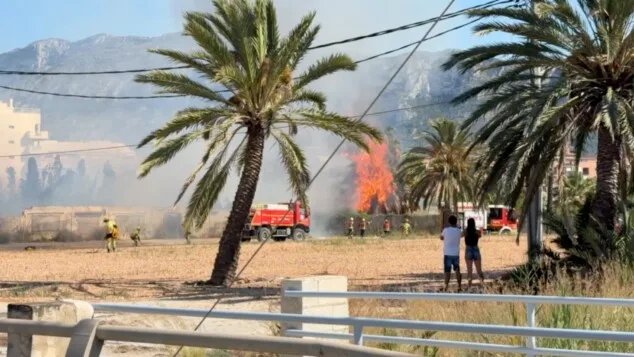 bomberos luchando contra las llamas junto a la playa de denia