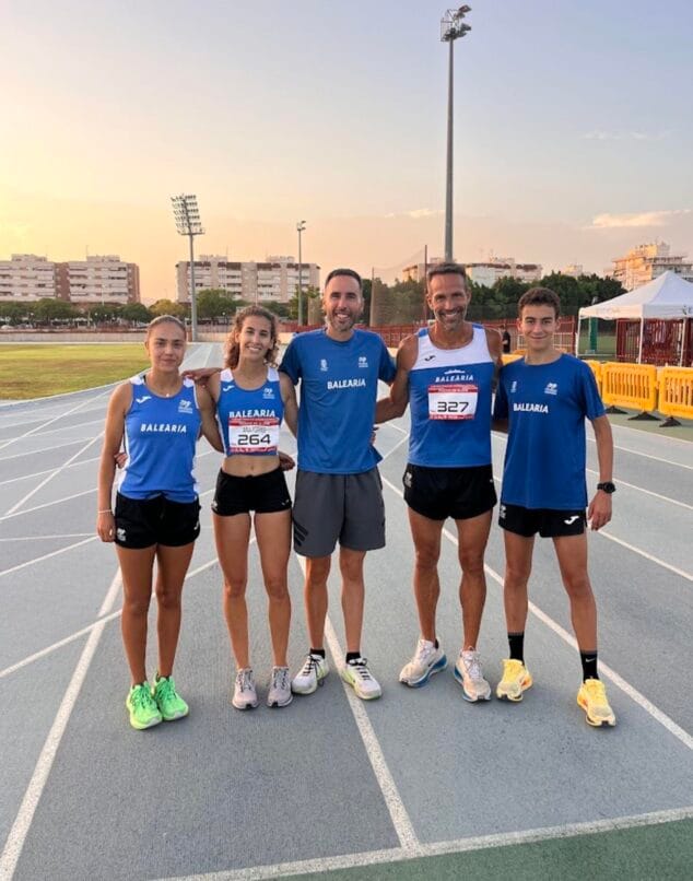 Temporada histórica para el Club de Atletismo Baleària Diànium: logros nacionales, autonómicos y récord en su campus 4 Imagen: Atletas del Baleària Diànium posan en grupo en la pista de atletismo tras el Gran Premio Ciudad de Elche.