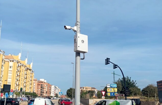 Tráfico, videovigilancia y limpieza: las prioridades vecinales en el Consejo de Dénia 1 Imagen: Cámaras de videovigilancia en una rotonda de Dénia