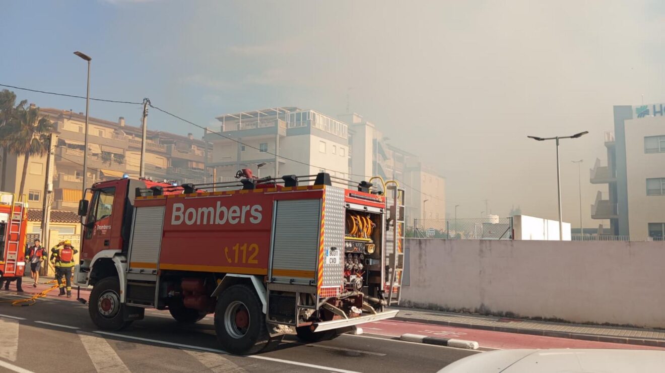 Camión de bomberos en el incendio de vegetación en Dénia