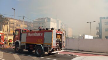 Camión de bomberos en el incendio de vegetación en Dénia