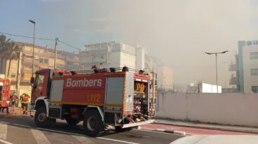 Camión de bomberos en el incendio de vegetación en Dénia