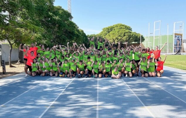 Temporada histórica para el Club de Atletismo Baleària Diànium: logros nacionales, autonómicos y récord en su campus 1 Imagen: Numeroso grupo de niños y monitores con camisetas verdes posando en una pista de atletismo.