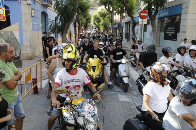 Vuelve el espectáculo más gamberro de las fiestas de Dénia tras 15 años olvidado por una causa urgente 4 Imagen: Cola en una Carlos Sentí abarrotada de motos esperando a participar