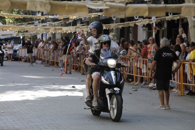Vuelve el espectáculo más gamberro de las fiestas de Dénia tras 15 años olvidado por una causa urgente 1 Imagen: Un pasajero se estira para intentar enganchar la anilla con el palillo
