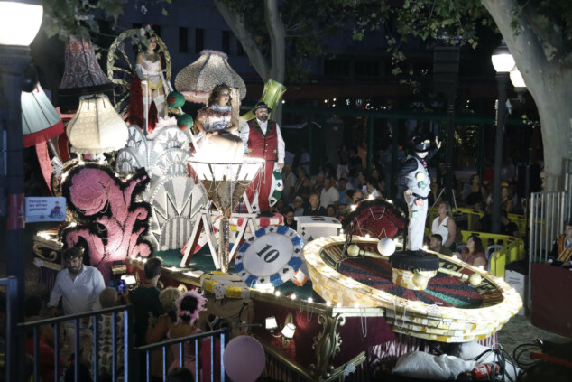 Las Carrozas de Dénia no defraudan: la Falla Campaments se alza con el Primer Premio 129 carrozas denia 2026 127