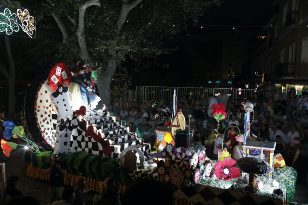 Las Carrozas de Dénia no defraudan: la Falla Campaments se alza con el Primer Premio 138 carrozas denia 2026 136