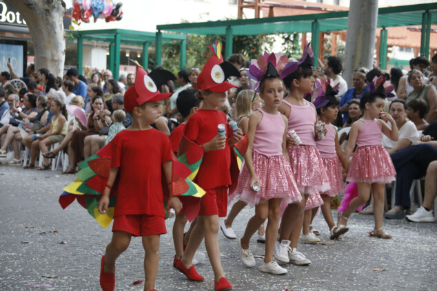 Las Carrozas de Dénia no defraudan: la Falla Campaments se alza con el Primer Premio 67 carrozas denia 2026 65