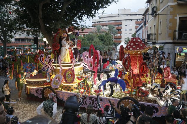 Las Carrozas de Dénia no defraudan: la Falla Campaments se alza con el Primer Premio 99 carrozas denia 2026 97