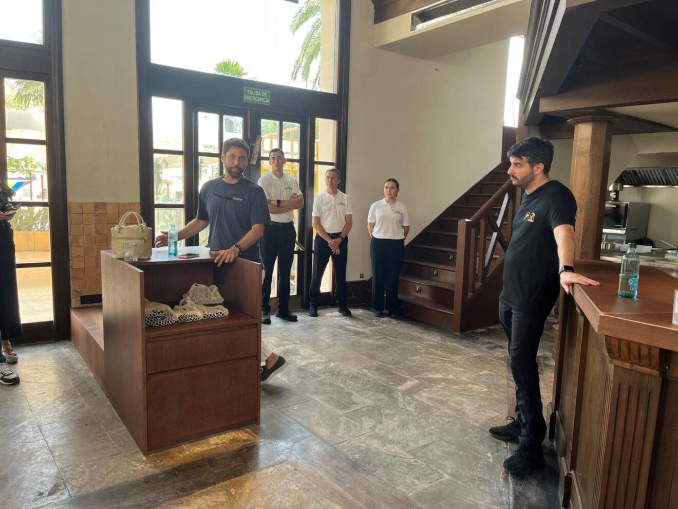 Edu Espejo y parte del equipo en el interior del nuevo restaurante Casa Pescadores en Dénia.
