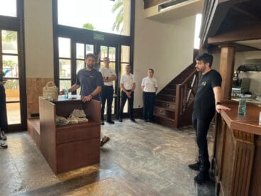 Edu Espejo y parte del equipo en el interior del nuevo restaurante Casa Pescadores en Dénia.